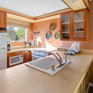 Bamboo Suite, 1 Bedroom, Sleeps 4, Pool & Bbq, Pre-Renovation Summer Sale Holiday home